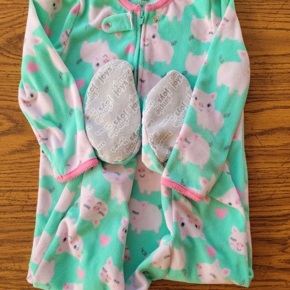 Girl's 3T footed pjs - Picture 2 of 3